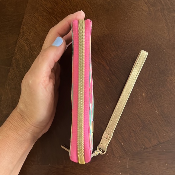 Free GIFT LILLY PULITZER WRISTLET WALLET - Picture 6 of 12